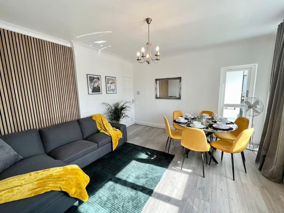 Lovely 3 Bedrooms Flat *