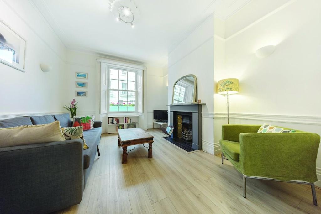 3 Bedroom In Westminster Apartment