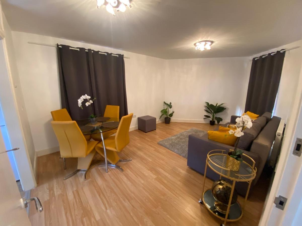 Private House With Free Park For Group Near Wembley Station Holiday home *