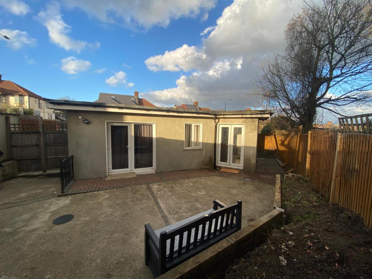 Private House With Free Park For Group Near Wembley Station Ferienhaus London
