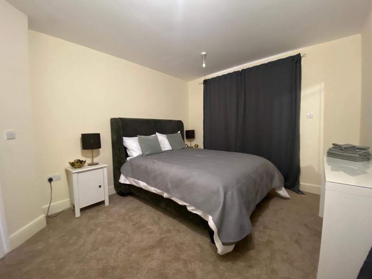 Private House With Free Park For Group Near Wembley Station *