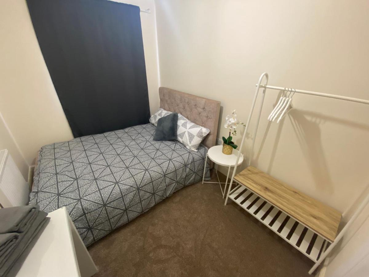 Private House With Free Park For Group Near Wembley Station *