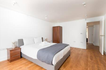 Flat With Garden Wpra Apartment
