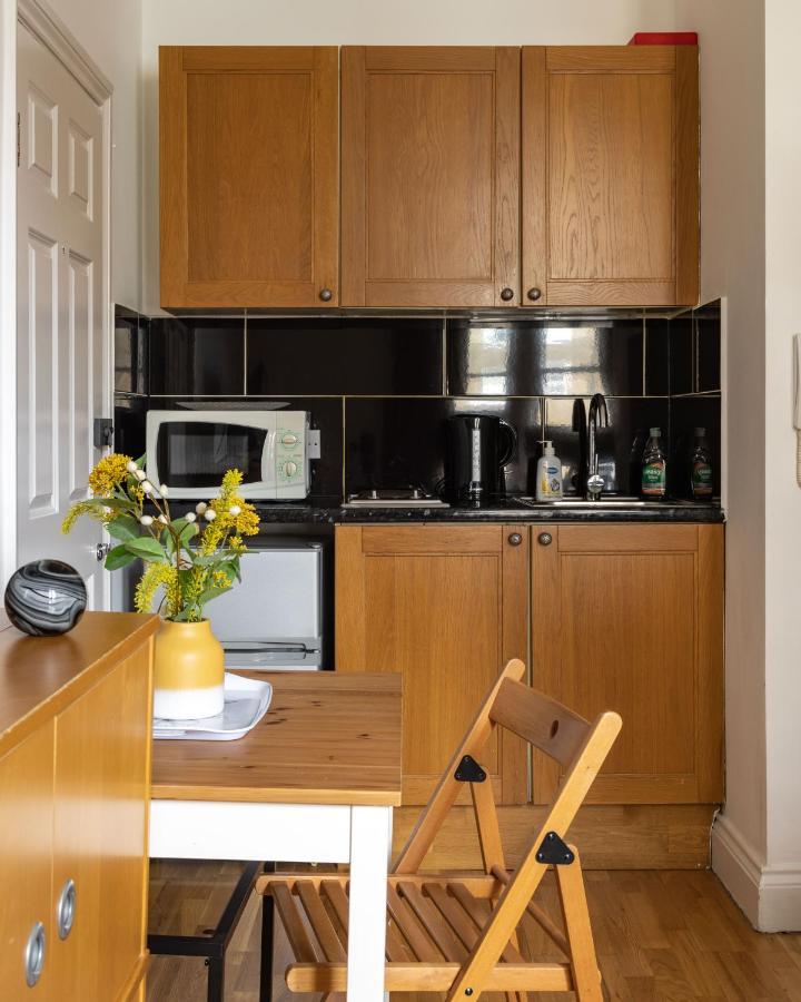 South Kensington Courtfield Gardens studio Londres