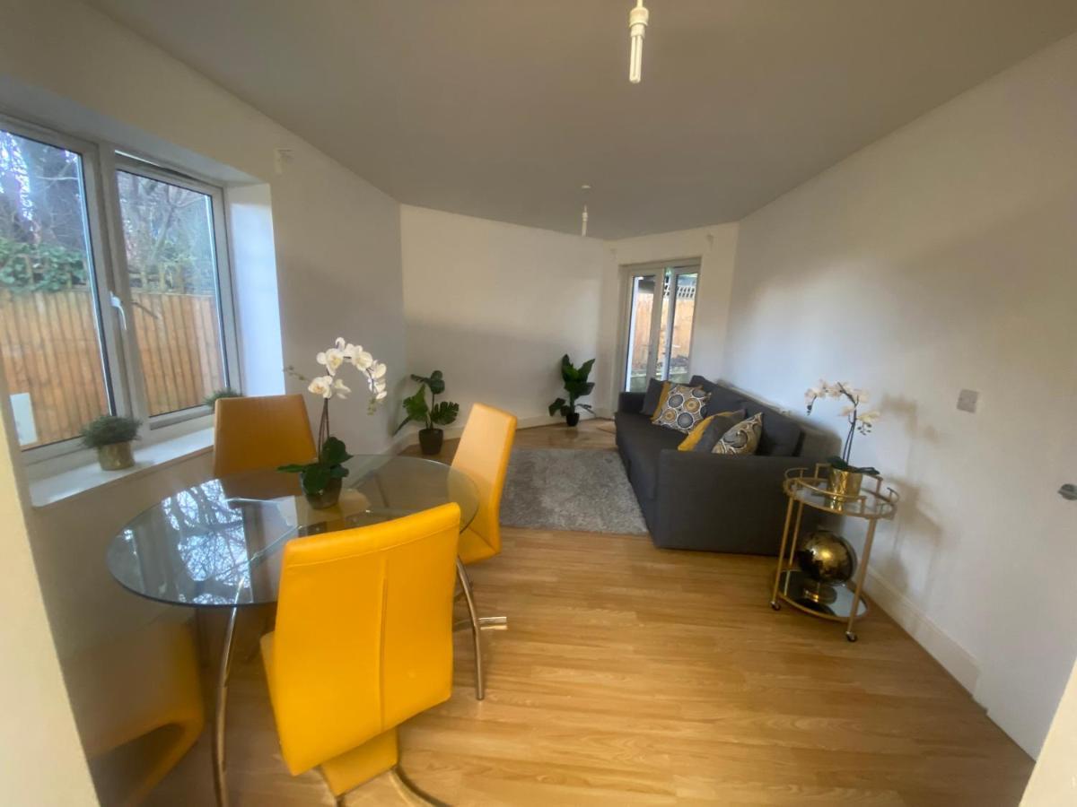 Ferienhaus Private House With Free Park For Group Near Wembley Station *