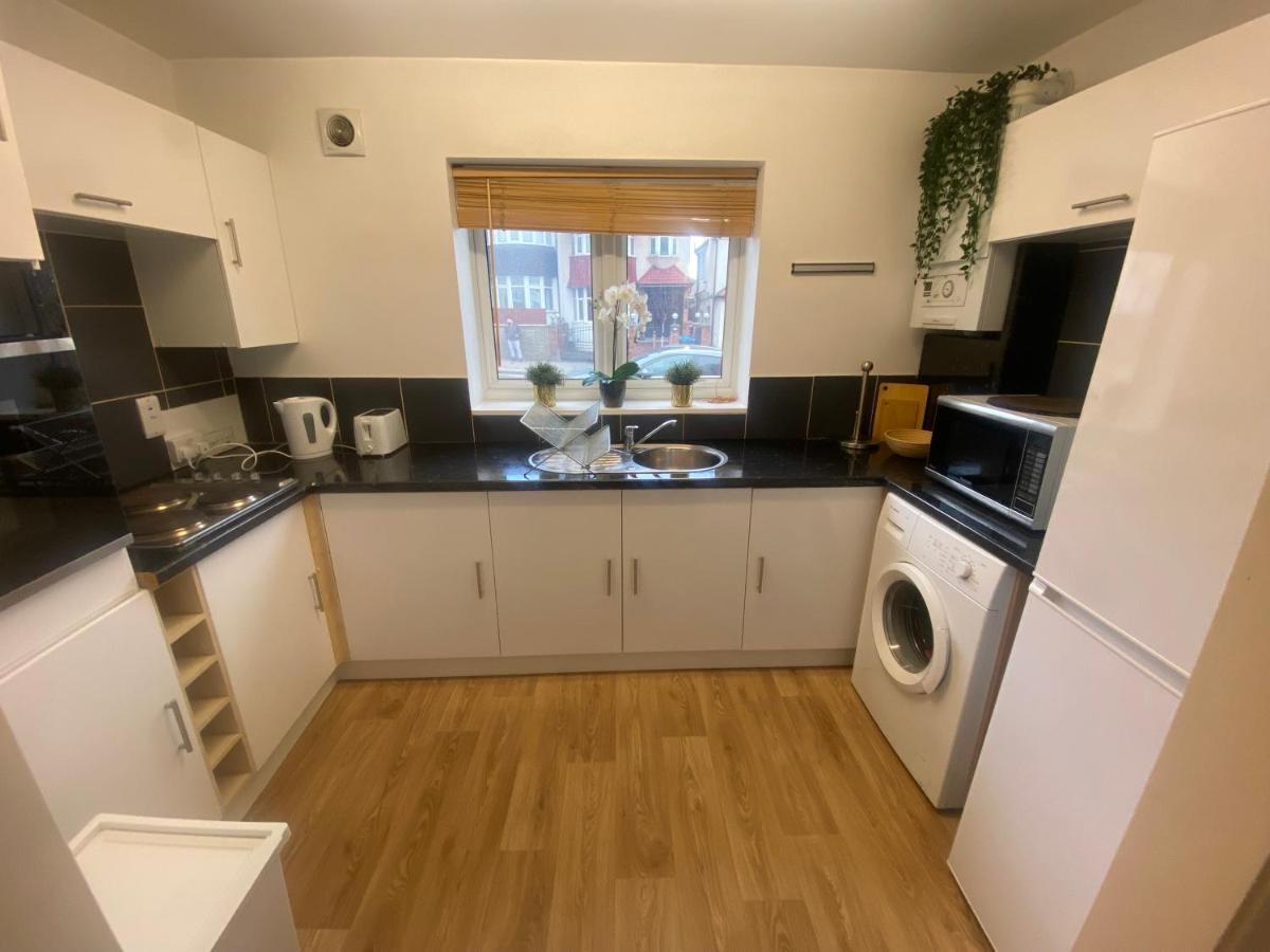 Private House With Free Park For Group Near Wembley Station Holiday home London