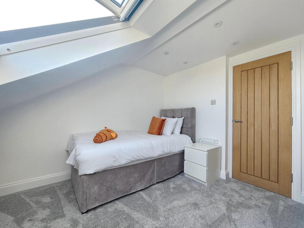 Spacious 4br House, London, Sleeps 9, Parking Available London