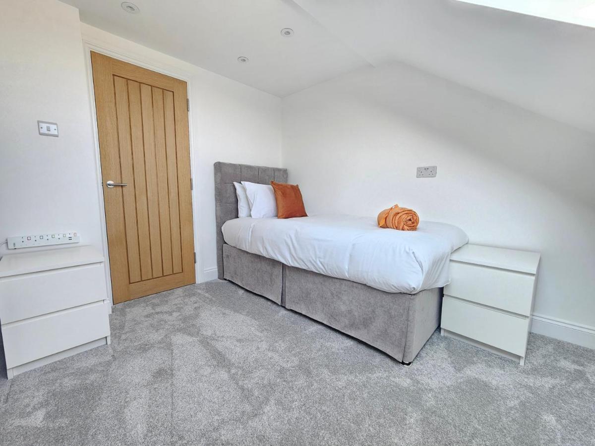 Spacious 4br House, London, Sleeps 9, Parking Available *