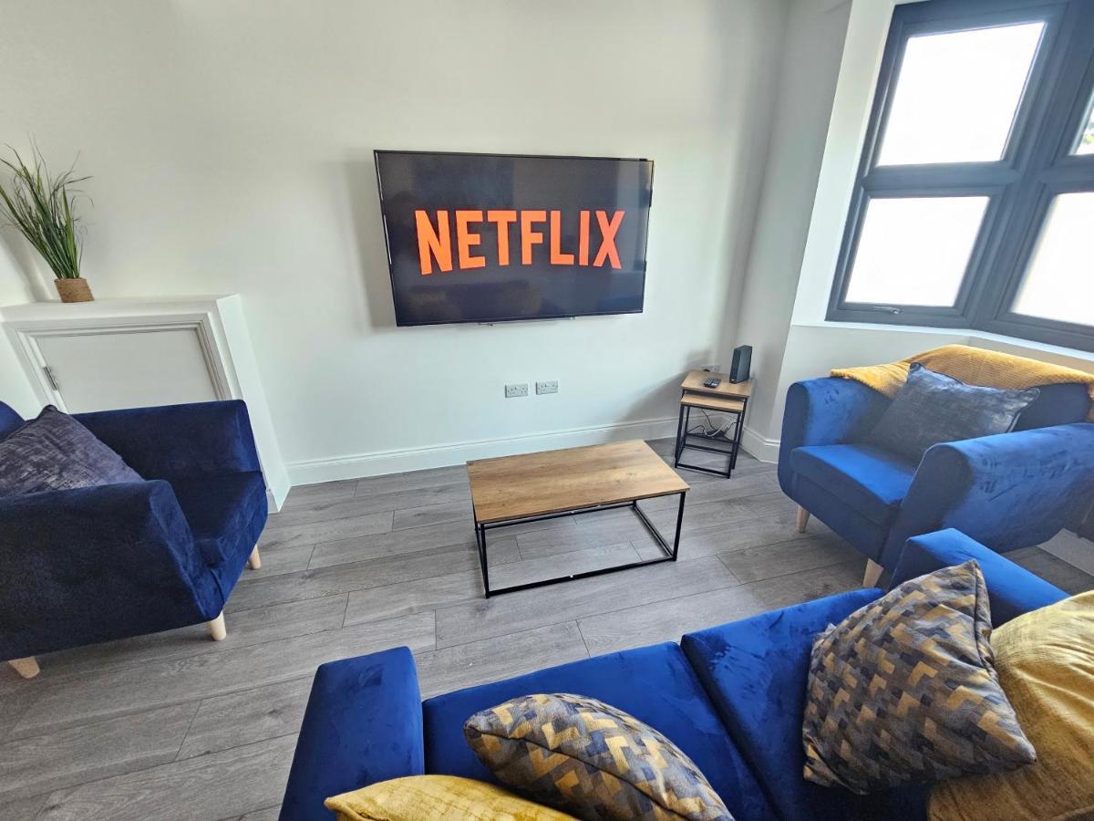 Apartment Spacious 4br House, London, Sleeps 9, Parking Available *