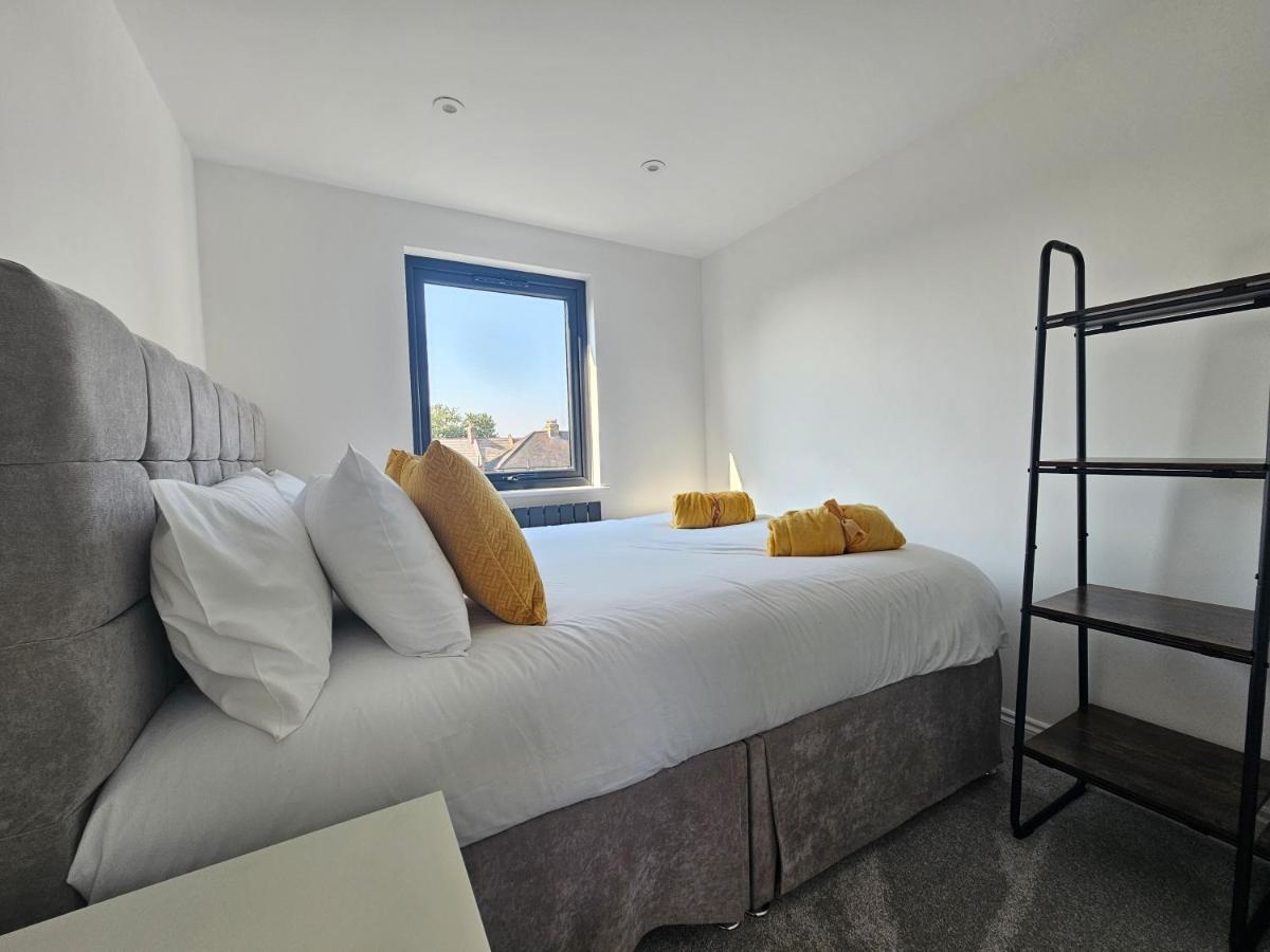 Spacious 4br House, London, Sleeps 9, Parking Available