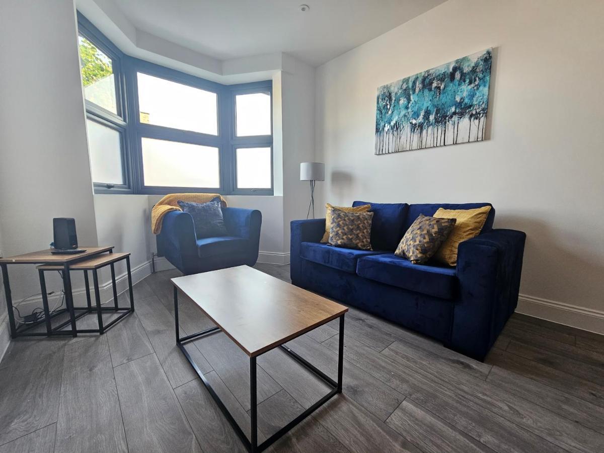 Spacious 4br House, London, Sleeps 9, Parking Available Apartment London