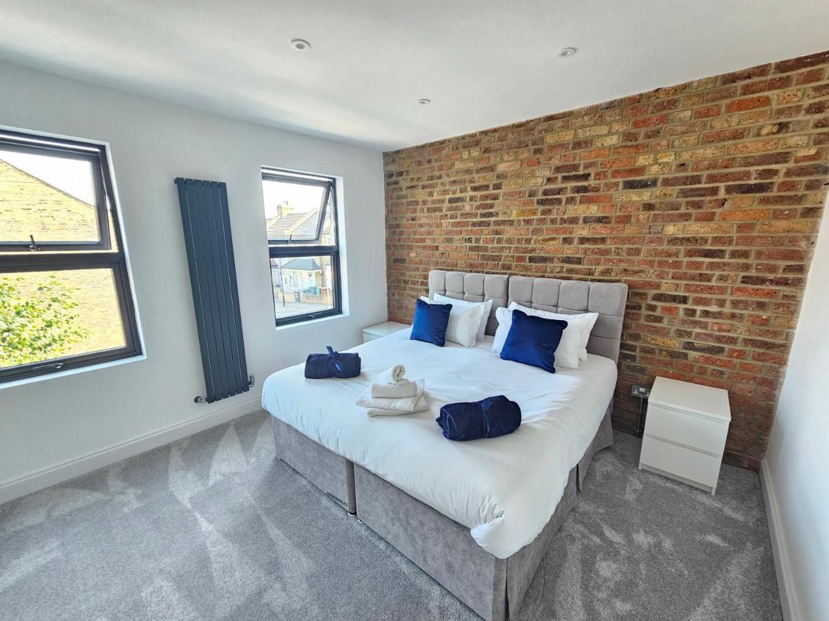 Spacious 4br House, London, Sleeps 9, Parking Available Apartment *