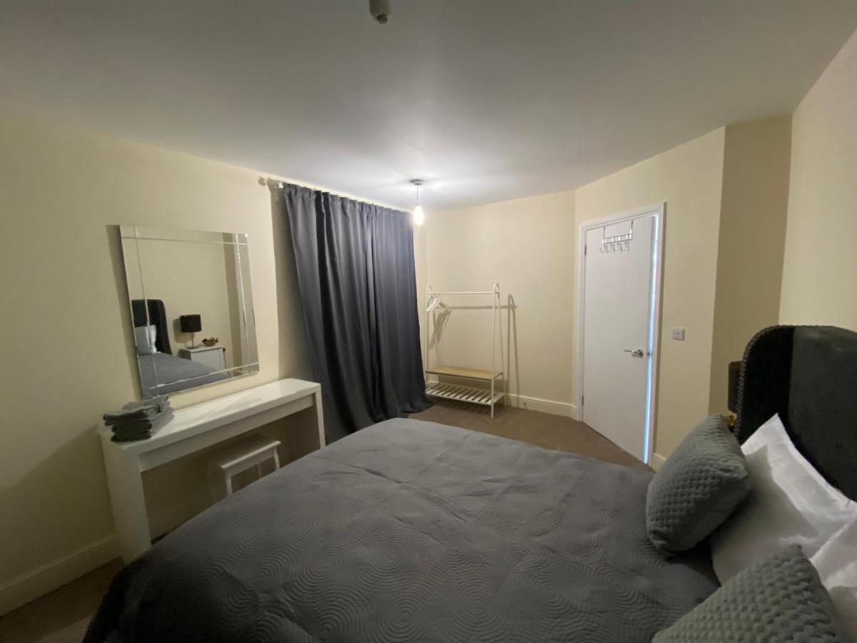 Private House With Free Park For Group Near Wembley Station *
