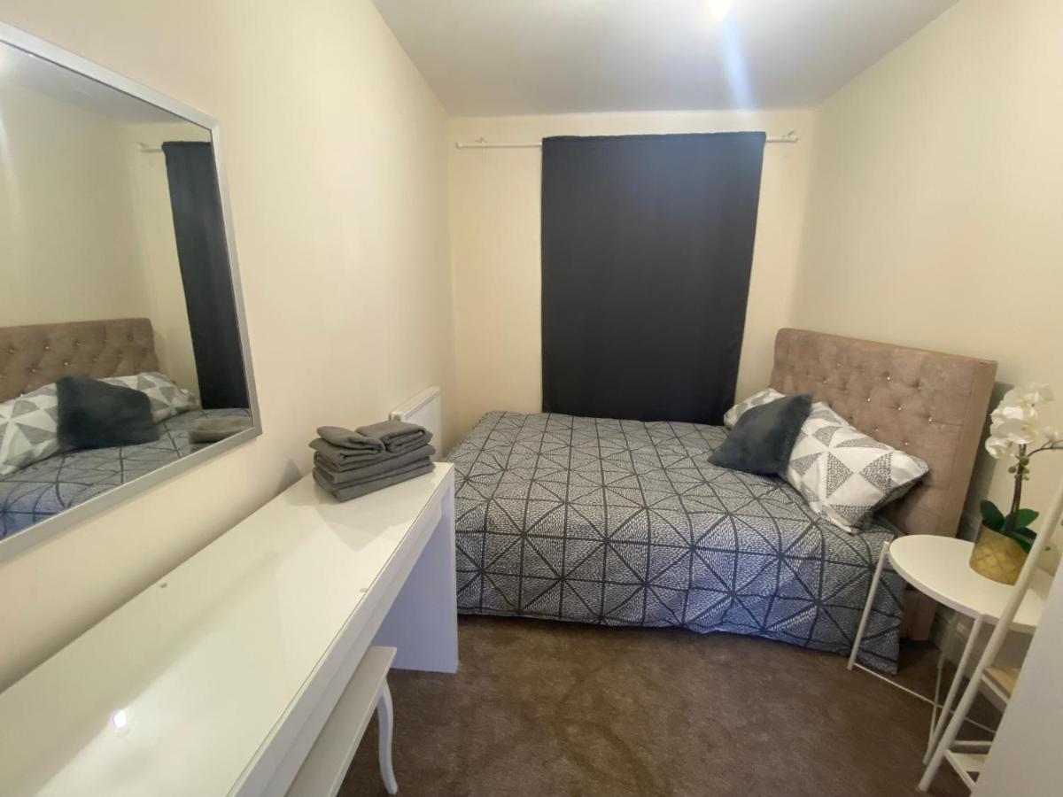 Ferienhaus Private House With Free Park For Group Near Wembley Station *