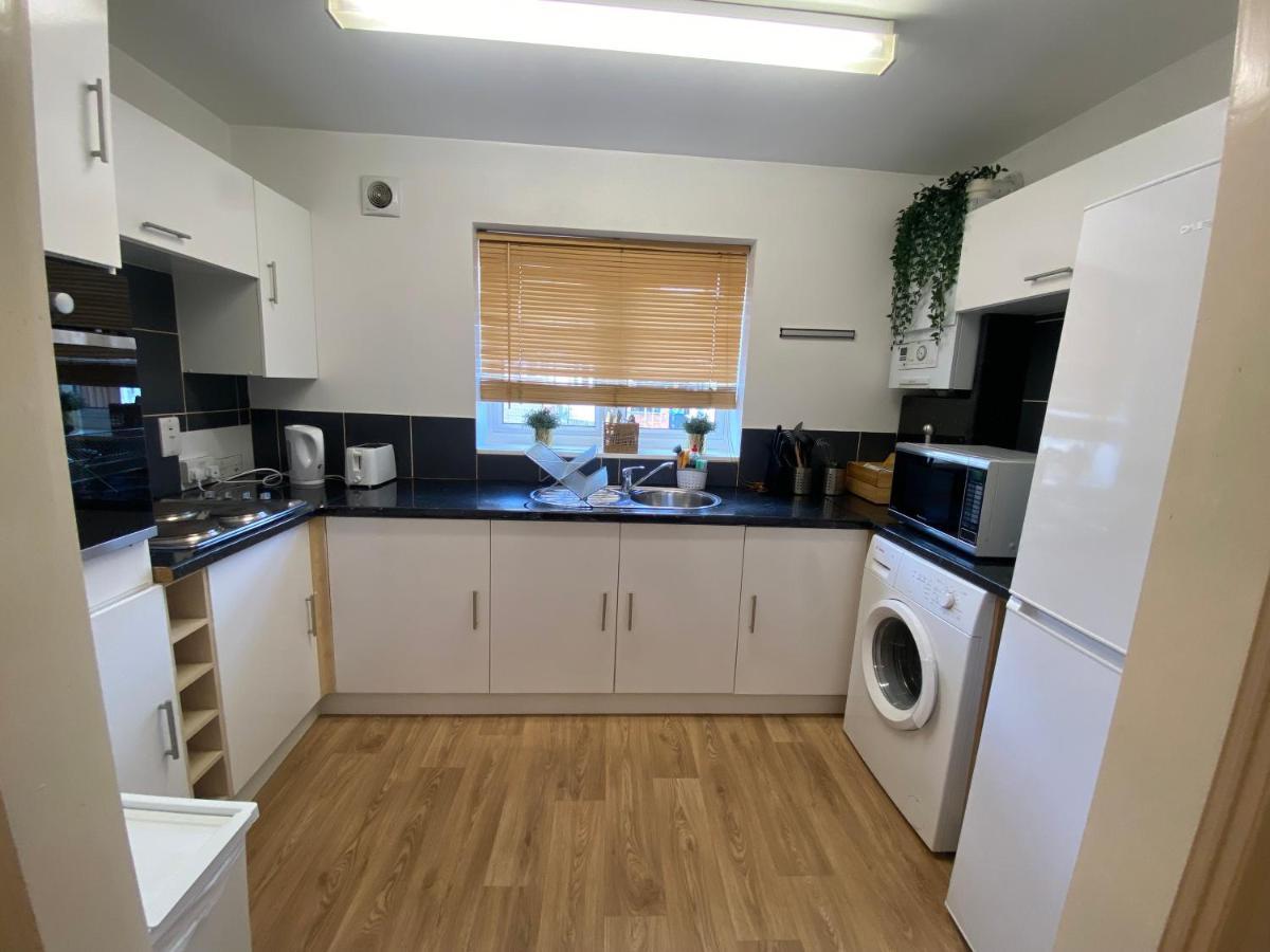 Holiday home Private House With Free Park For Group Near Wembley Station London