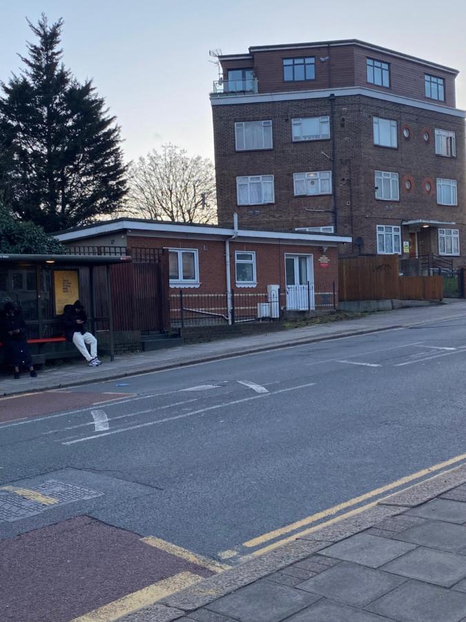 Ferienhaus Private House With Free Park For Group Near Wembley Station London