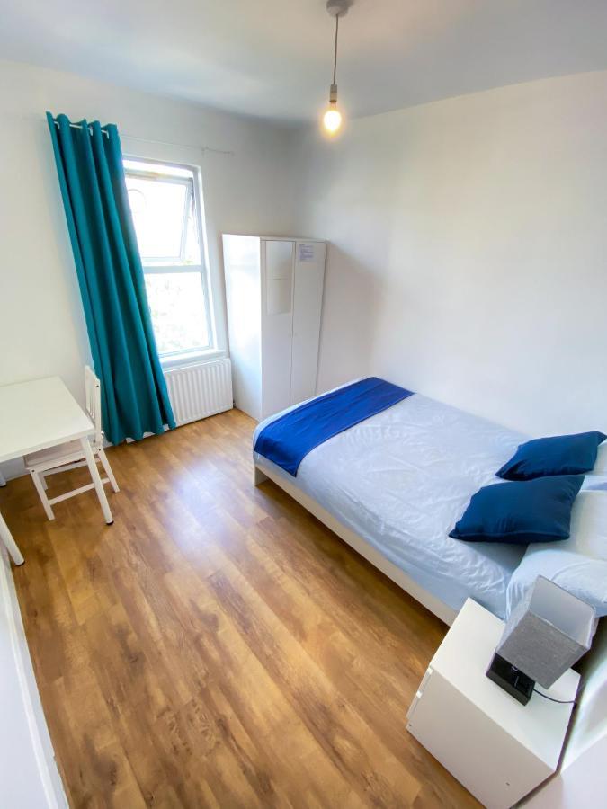 4 Bedroom House Parking & Garden Near Central Londres