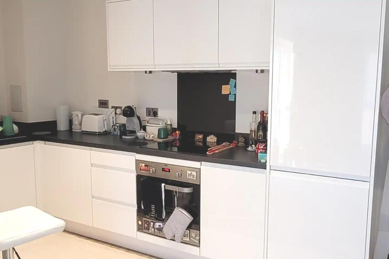 Sunny Luxury Skyline Flat Near Alexandra Palace, Tottenham Stadium & Drumsheds * Londres