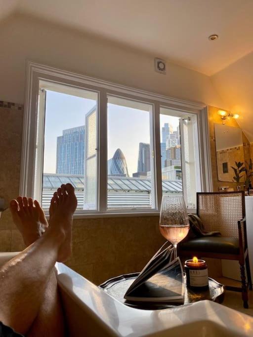 Three-storey, Renovated 1890s Heritage In Spitalfields Market * Londen