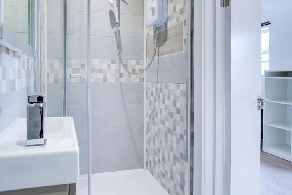 Comfy And Convenient Lewisham With Free Street Parking, Wifi And Quick Access To Sleep 3 * Londres