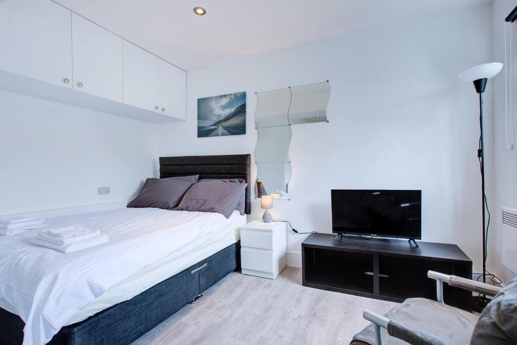 Comfy And Convenient Lewisham With Free Street Parking, Wifi And Quick Access To Sleep 3 * Londres