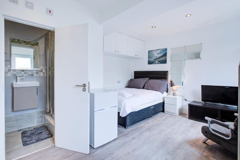 Comfy And Convenient Lewisham With Free Street Parking, Wifi And Quick Access To Sleep 3 *