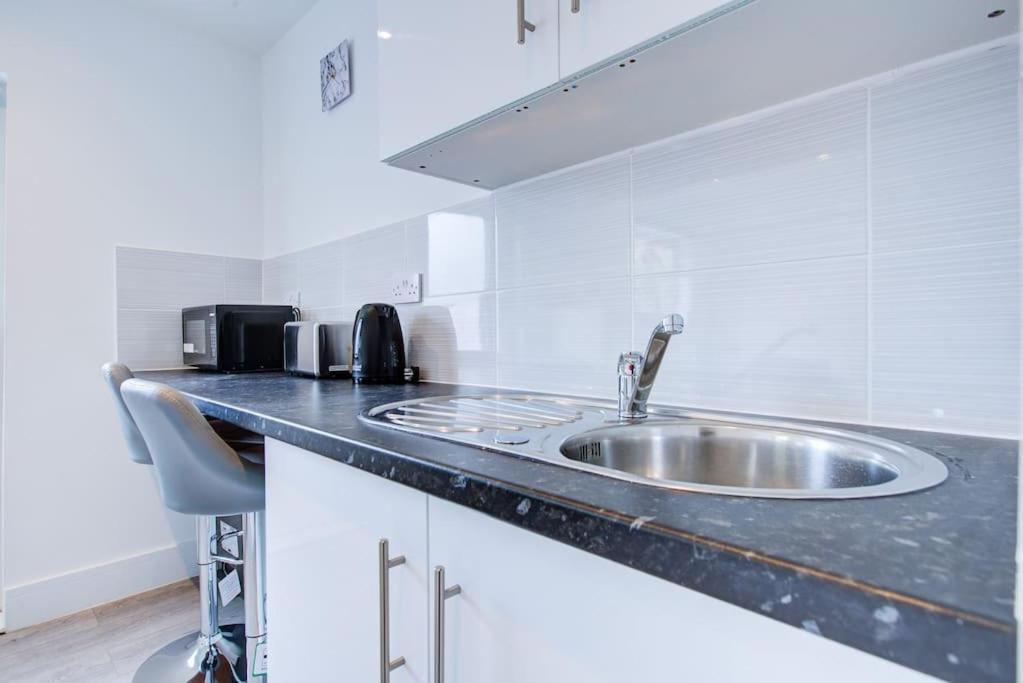 Comfy And Convenient Lewisham With Free Street Parking, Wifi And Quick Access To Sleep 3 *