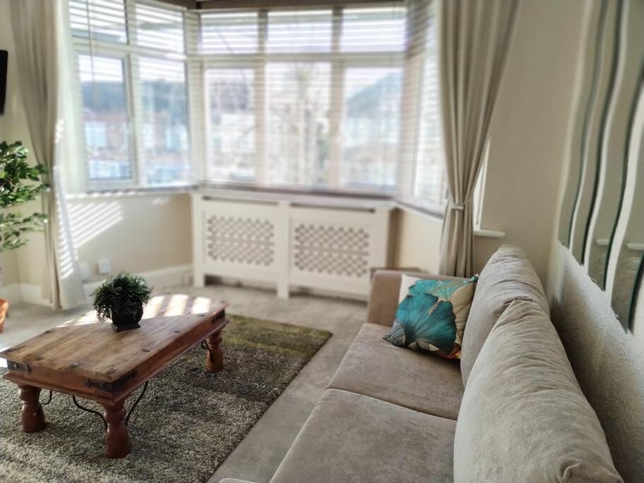 Wembley 2 Bed/2 Bath Modern Apt *