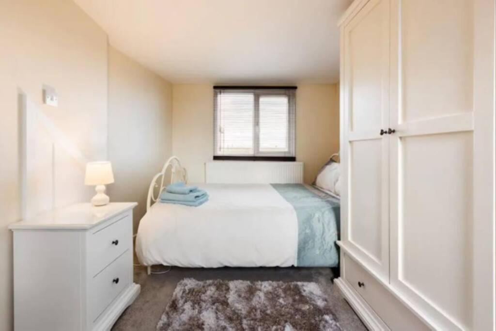 Wembley 2 Bed/2 Bath Modern Apt * London