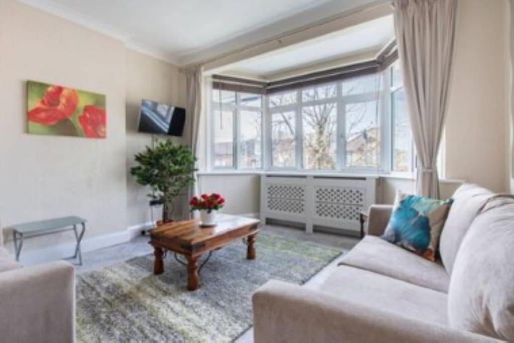 Wembley 2 Bed/2 Bath Modern Apt Apartment *
