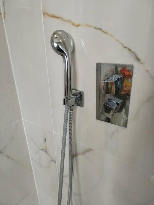 Wembley 2 Bed/2 Bath Modern Apt *