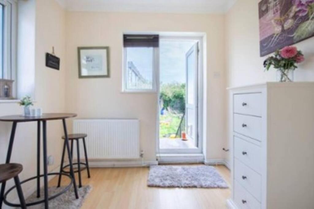 Apartment Wembley 2 Bed/2 Bath Modern Apt *