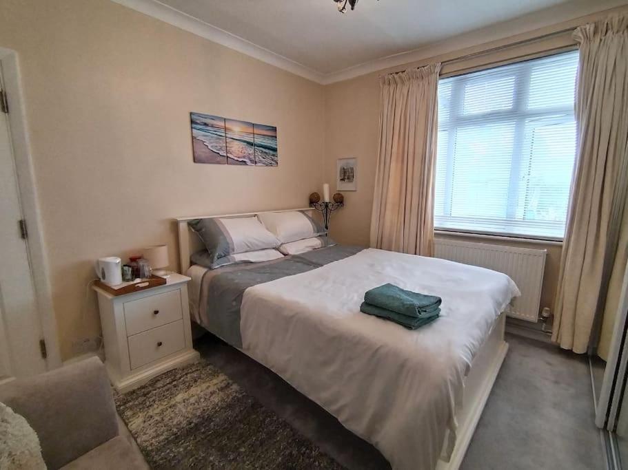 Wembley 2 Bed/2 Bath Modern Apt Apartment London