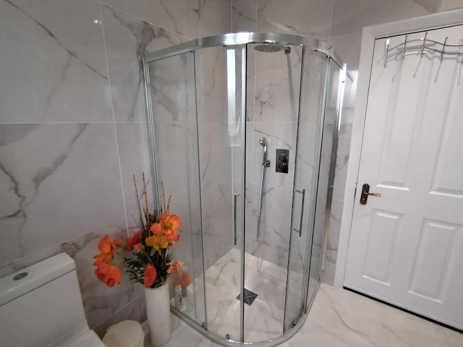 Wembley 2 Bed/2 Bath Modern Apt Apartment