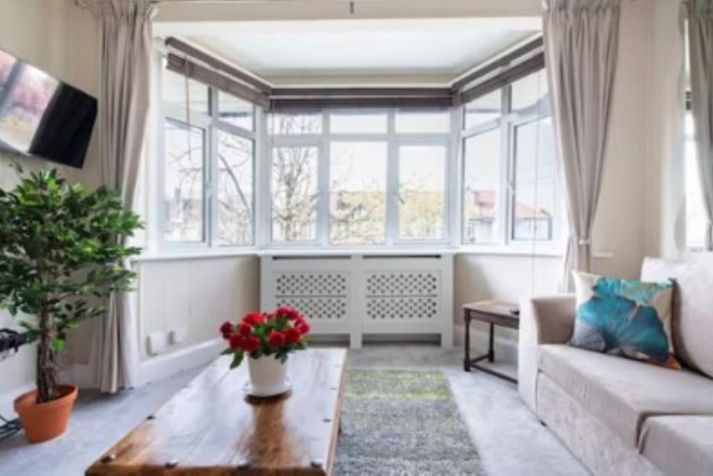 Wembley 2 Bed/2 Bath Modern Apt London