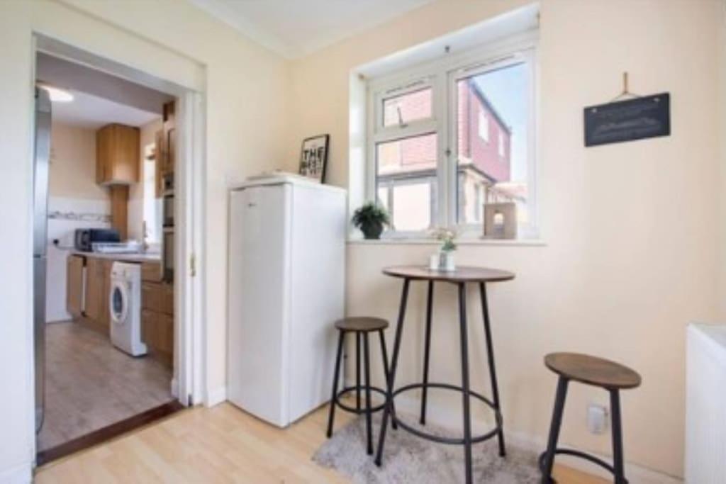Wembley 2 Bed/2 Bath Modern Apt Apartment *