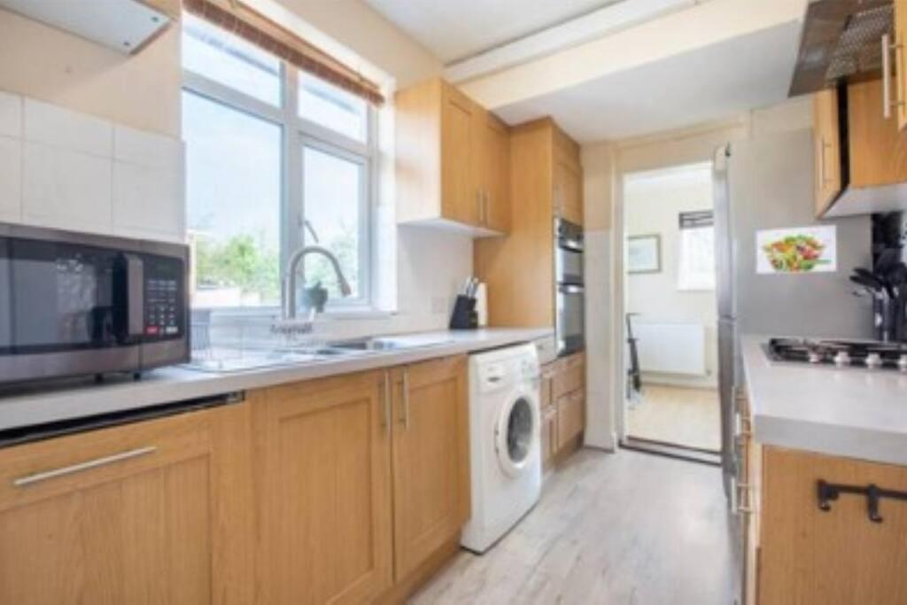 Wembley 2 Bed/2 Bath Modern Apt * London