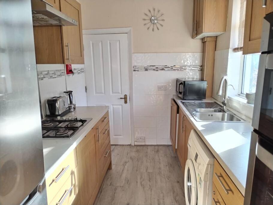 Wembley 2 Bed/2 Bath Modern Apt Apartment
