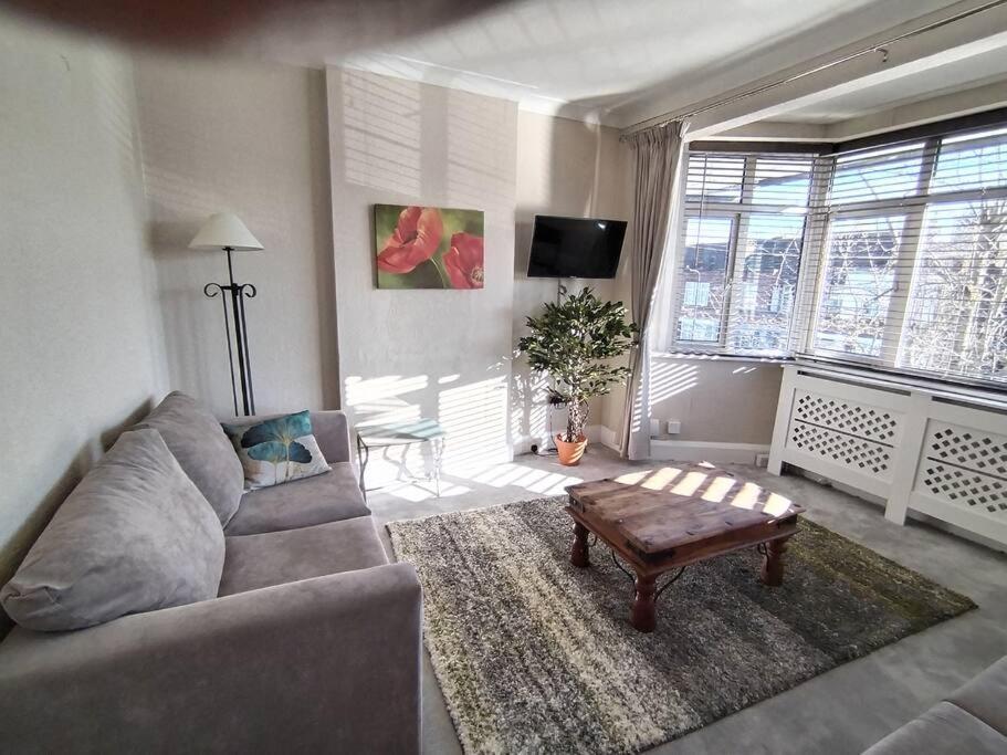 Wembley 2 Bed/2 Bath Modern Apt * London