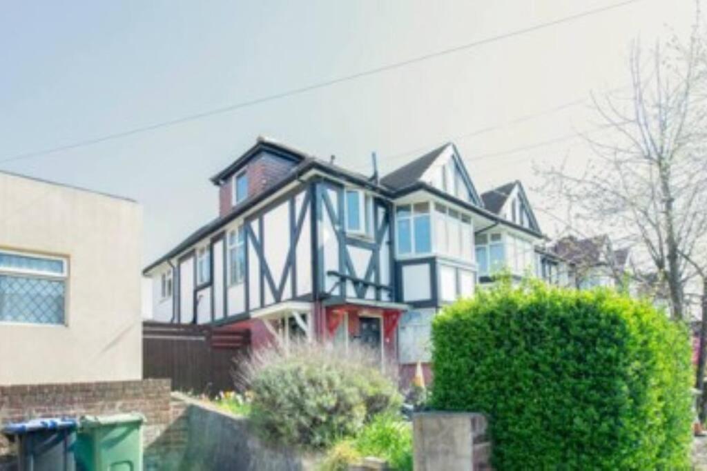 Wembley 2 Bed/2 Bath Modern Apt *