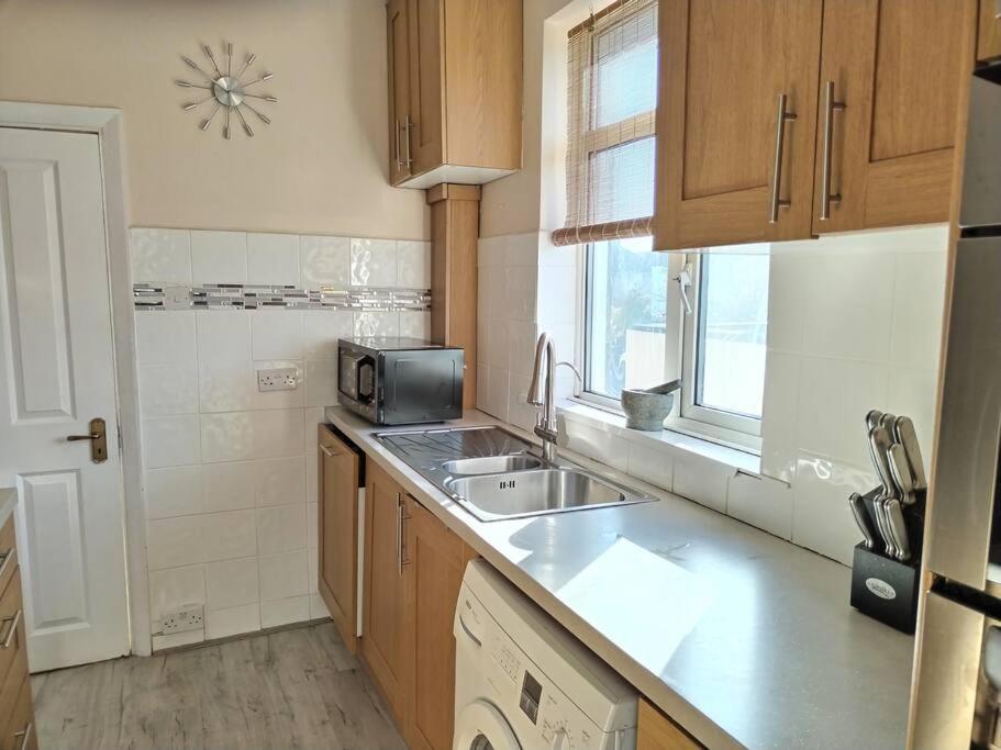 Wembley 2 Bed/2 Bath Modern Apt Apartment London