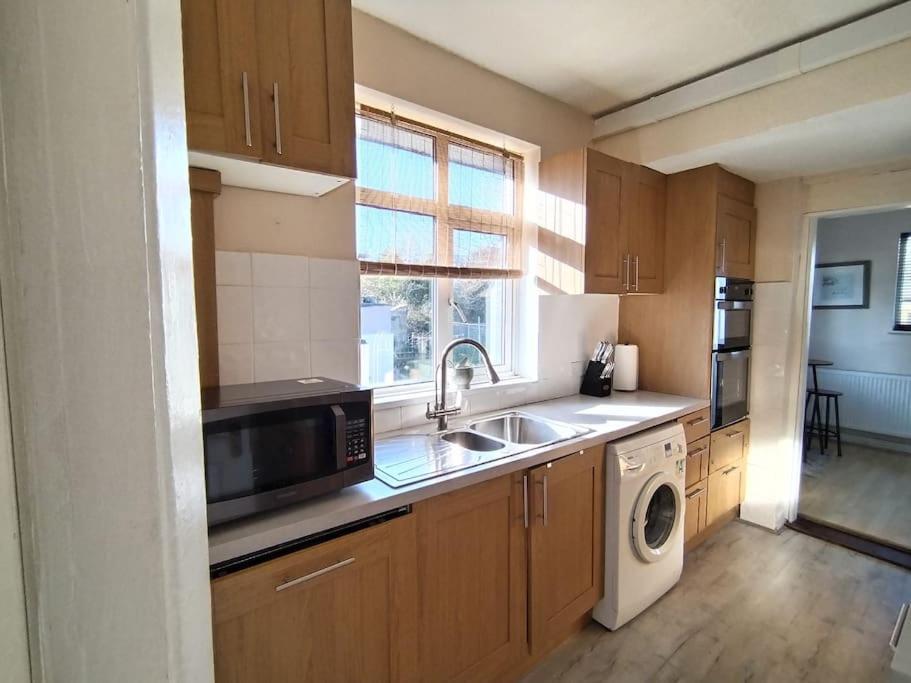 Wembley 2 Bed/2 Bath Modern Apt London