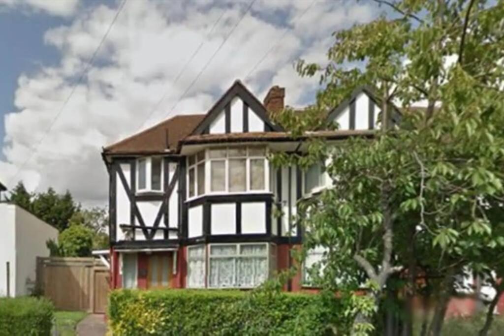 Wembley 2 Bed/2 Bath Modern Apt Apartment London