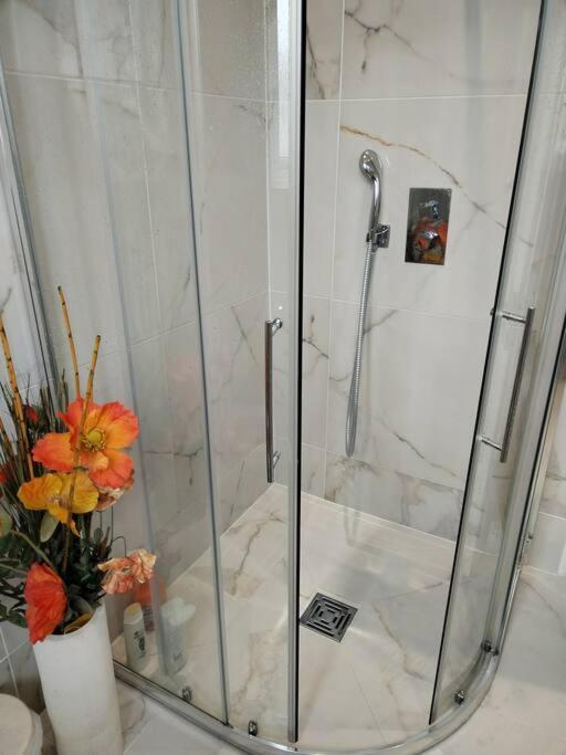 Wembley 2 Bed/2 Bath Modern Apt Apartment *