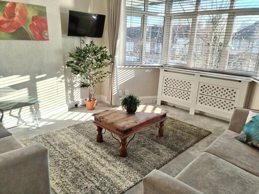 Wembley 2 Bed/2 Bath Modern Apt * London
