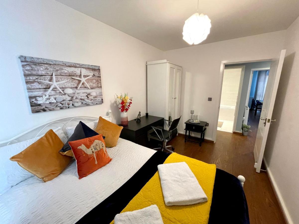 Stratford Luxury House, 5 Minutes Walk Station, Westfield, 3 Bedrooms 3 Bathrooms, Reception, Garden, Parking * Londres