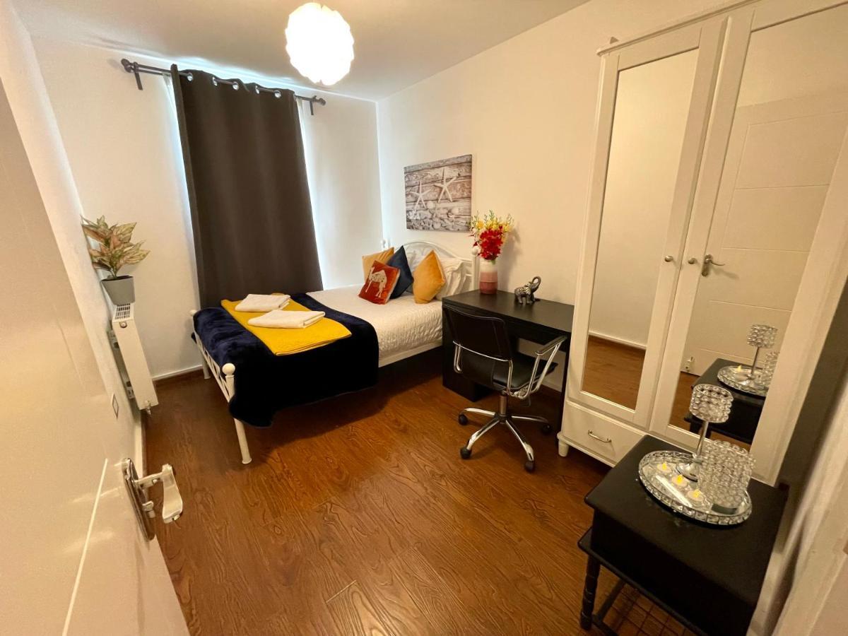 Stratford Luxury House: Spacious Garden Retreat Near Westfield *