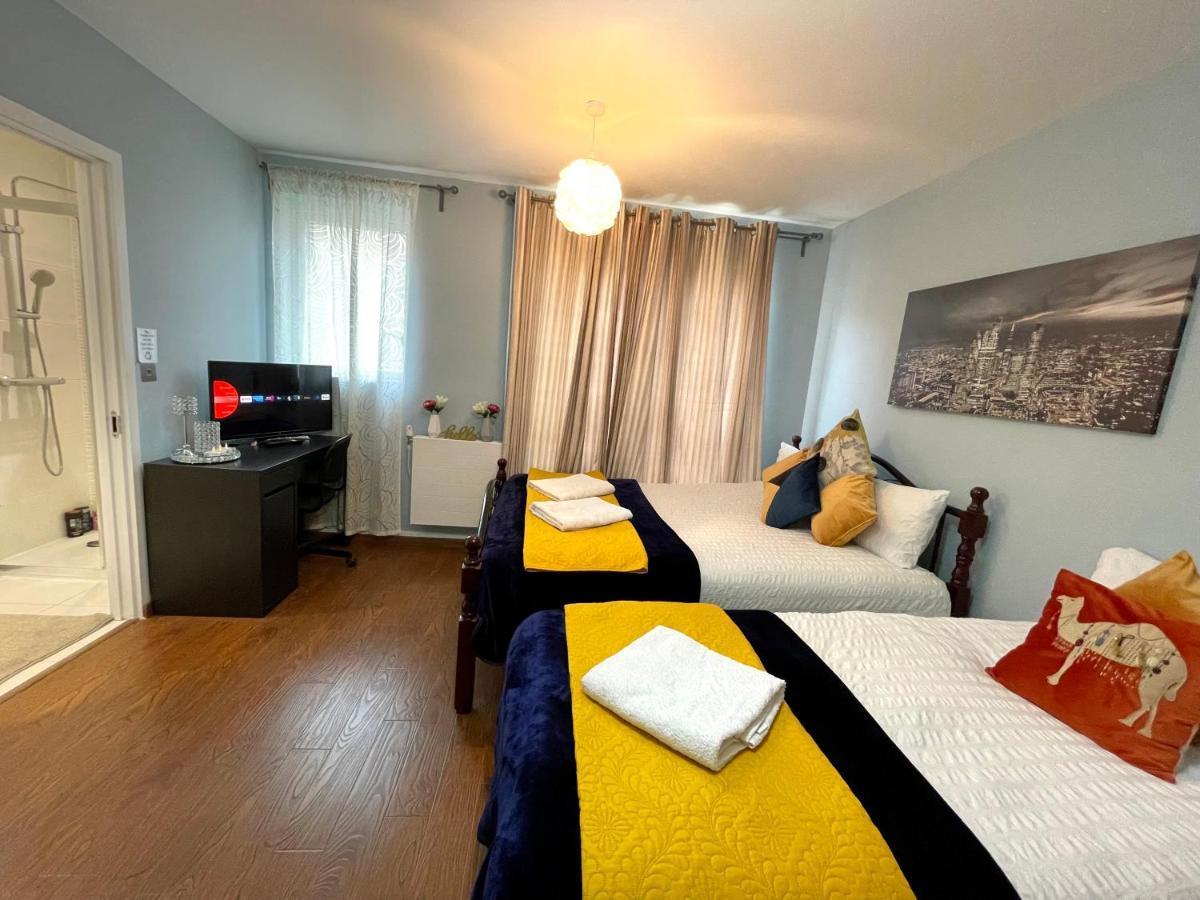 Stratford Luxury House, 5 Minutes Walk Station, Westfield, 3 Bedrooms 3 Bathrooms, Reception, Garden, Parking Appartement