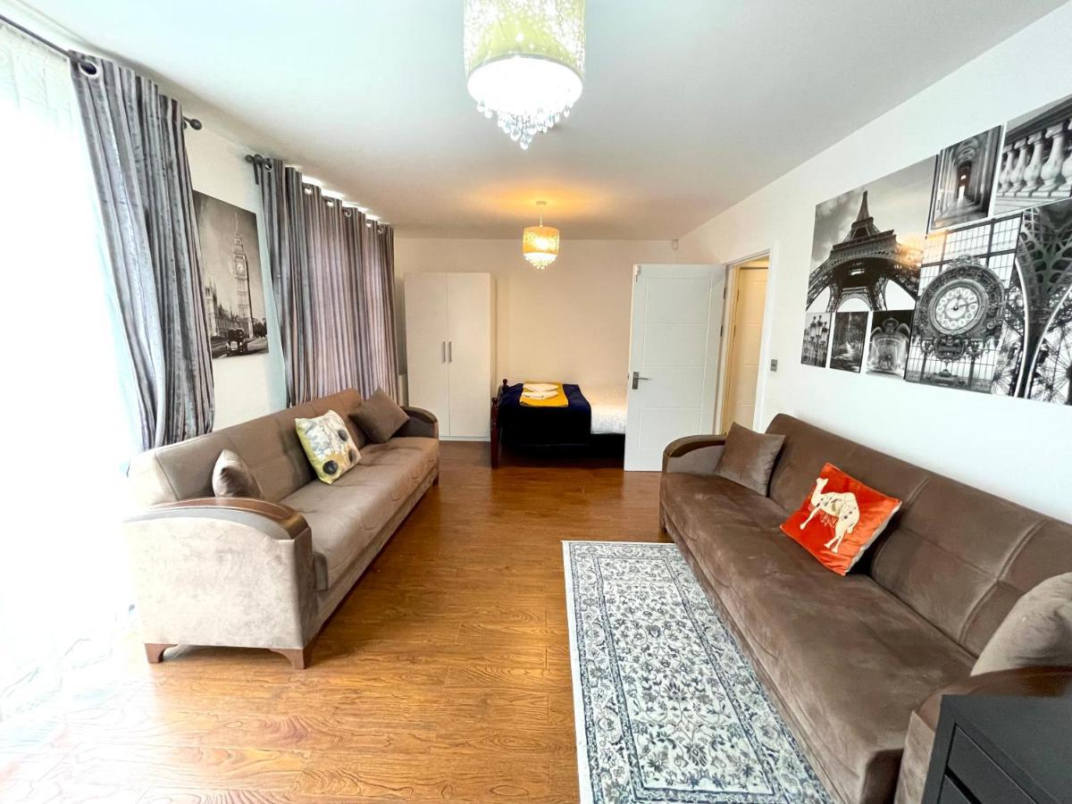 Stratford Luxury House, 5 Minutes Walk Station, Westfield, 3 Bedrooms 3 Bathrooms, Reception, Garden, Parking Appartement