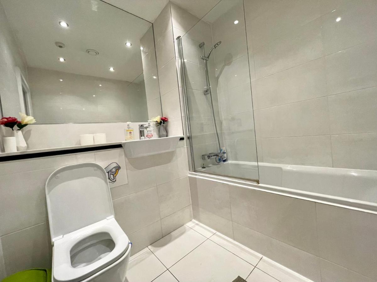 Stratford Luxury House: Spacious Garden Retreat Near Westfield *